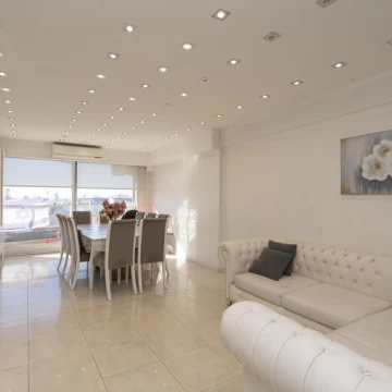 Venta. 3 ambientes con Amenities. Montes de Oca y Martin Garcia