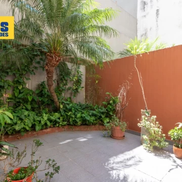 Venta Triplex. 4 ambientes.Barracas. Patio y cochera.