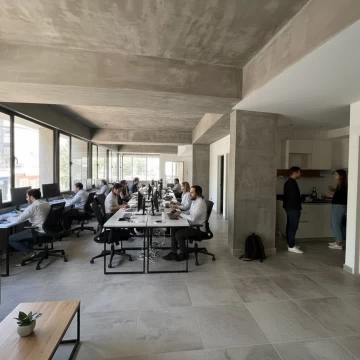 Oficina a estrenar en venta. Cocina y baños. 140m2 en una planta.