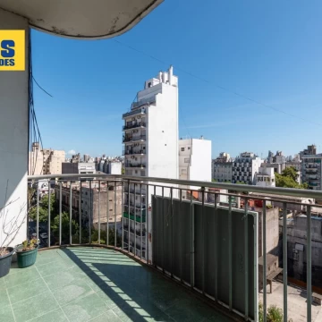Descubrí un amplio 3 ambientes con dependencia y balcón aterrazado al frente.