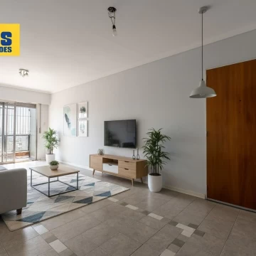 Departamento en venta de cuatro ambientes. Semipiso. Luminoso. Vista al río.