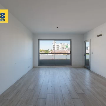 Venta. 3 ambientes. Balcon con parilla.