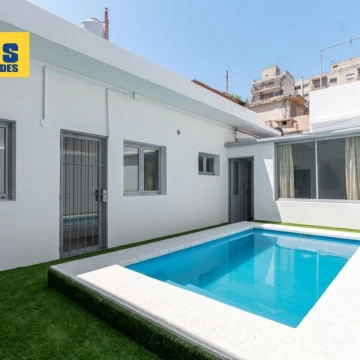Venta. Casa sobre lote propio. Piscina y terraza. 5 dormitorios.