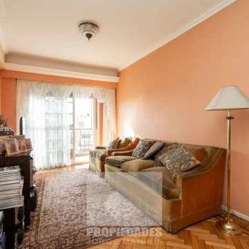 Venta. Cuatro ambientes. Balcón corrido. Dos baños. Av Montes de Oca 