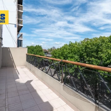 Departamento en venta. 2 ambientes c/ escritorio. Espacio guardacoches cubierto. Balcón corrido.