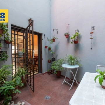 Venta. Casa en terreno propio. 4 ambientes.  Quincho, patio y terraza. 