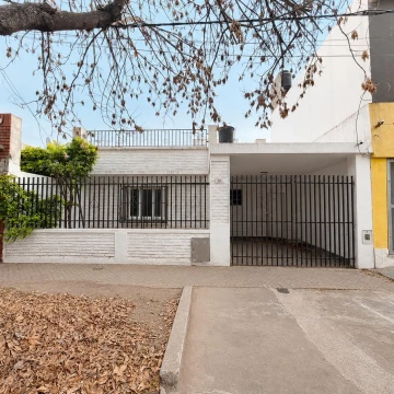 Casa en venta dos dormitorios con garage y patio en Fisherton-Rosario