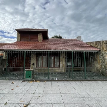 Venta Casa Impecable 4 dormitorios, garage, quincho y jardin. Mar del Plata