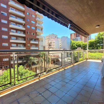 VENTA DEPARTAMENTO 4 AMBIENTES + DEPENDENCIA + 2 COCHERAS + BAULERA FLORES