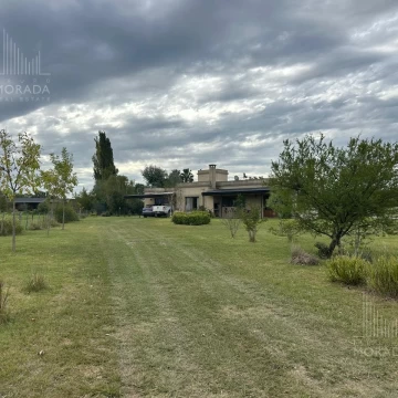 Venta Chacra excelente calidad constructiva Vista abierta al campo 