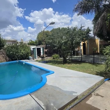 CASA EN VENTA UBICADA EN MATHEU. DESARROLLADA EN 1 PLANTA SOBRE UN LOTE DE 700 MTS
