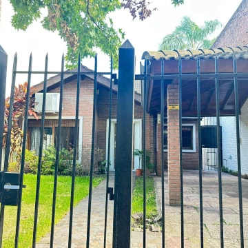 Venta casa 3 ambientes con jardin y pileta en Martinez