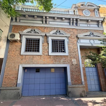 Casa de 6 ambientes con 3 dormitorios (posibilidad de 4to) garage 2 autos, jardín + vivienda de 2 ambientes
