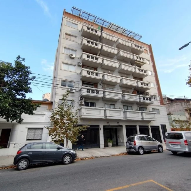 Departamento 3 amientes con terraza propia y cochera