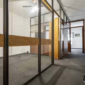 Venta Oficina en San Nicolas con 3 Despachos