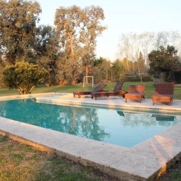 Venta Casa 4 Ambientes con Piscina y Vista al Campo en Parque Exaltación