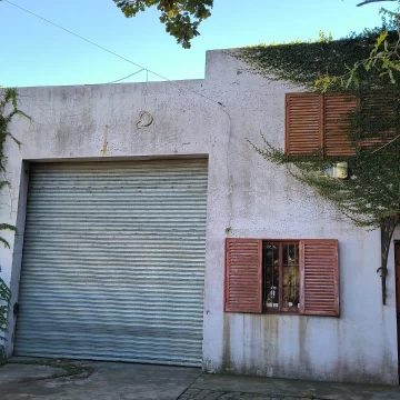 Depósito sobre avenida a metros de Autopista Buenos Aires - La Plata