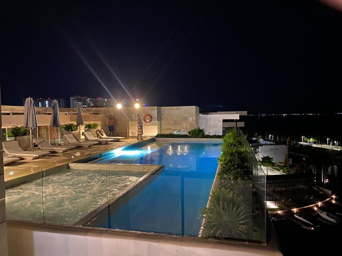 Puerto Cancún departamento en esquina venta