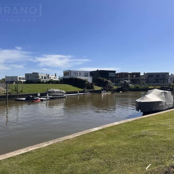 Casa en alquiler temporal de 4 amb. con pileta y salida al Río Luján, Nautico Canal, Villanueva