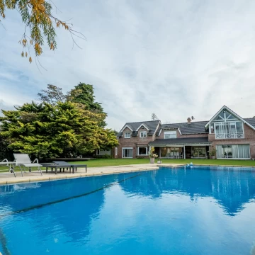 Casa en Club de Campo Los Pingüinos con Vista al Polo