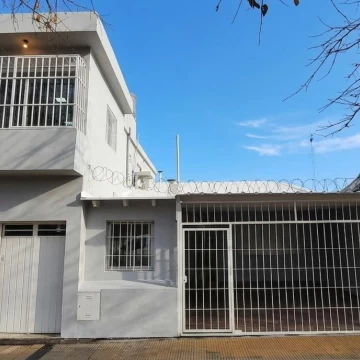 venta CASA SEXTA SECCIÓN con departamento zona comercial segura patio grande gastronomia hospital