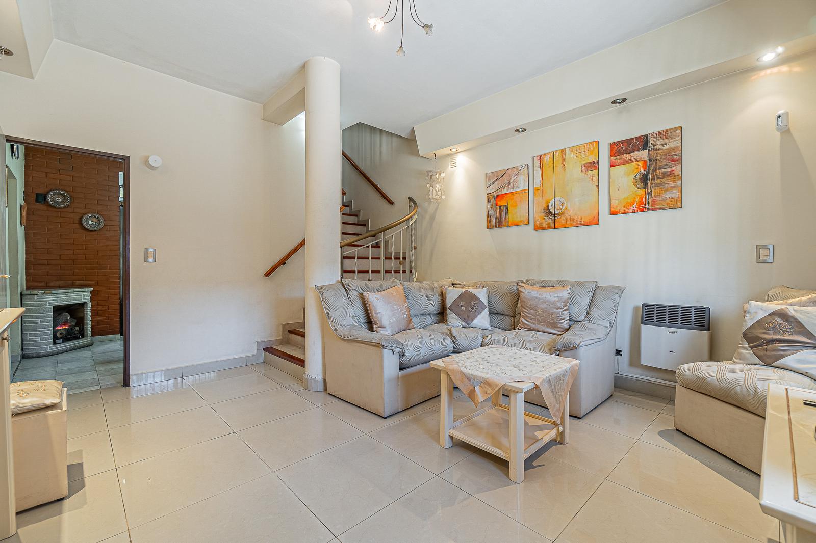 Casa de 6 dormitorios en Lomas del Mirador, foto 2