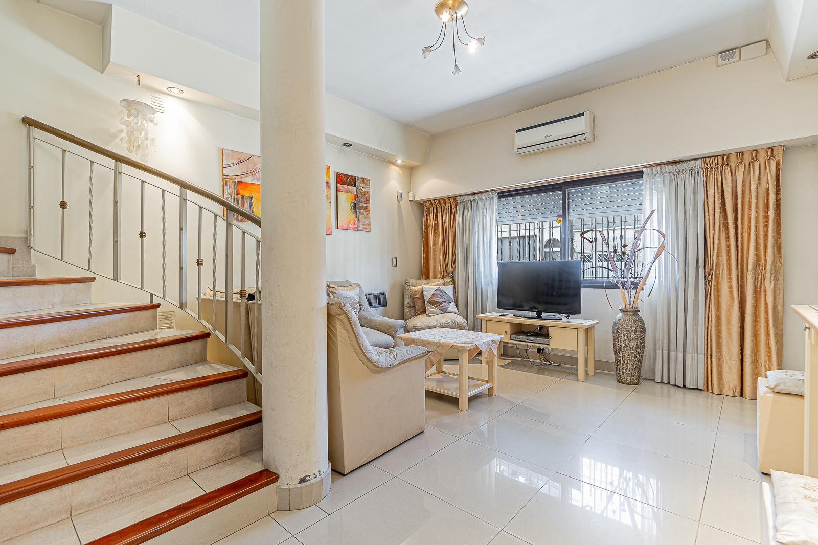Casa de 6 dormitorios en Lomas del Mirador, foto 3