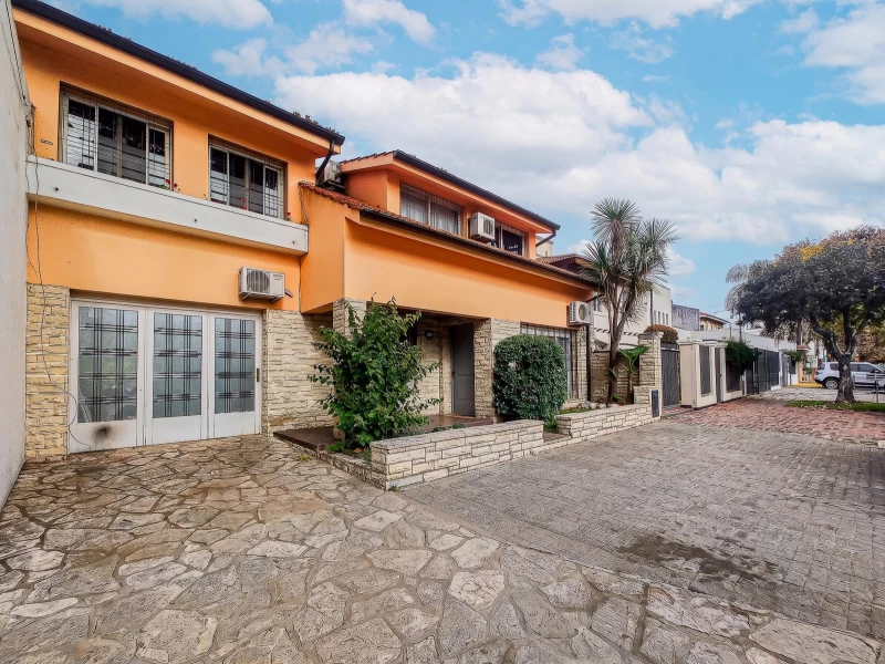 VENTA • OLIVOS • CASA • 6 AMBIENTES • 3 COCHERAS
