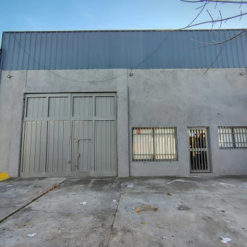 Deposito 215m2 con Oficina y Baños . A Mtrs de Maestro Vidal.