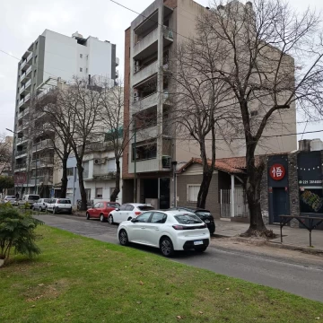 Departamento de 2 dormitorios con Cochera y Terraza Propia. Avenida 19 y 48.
