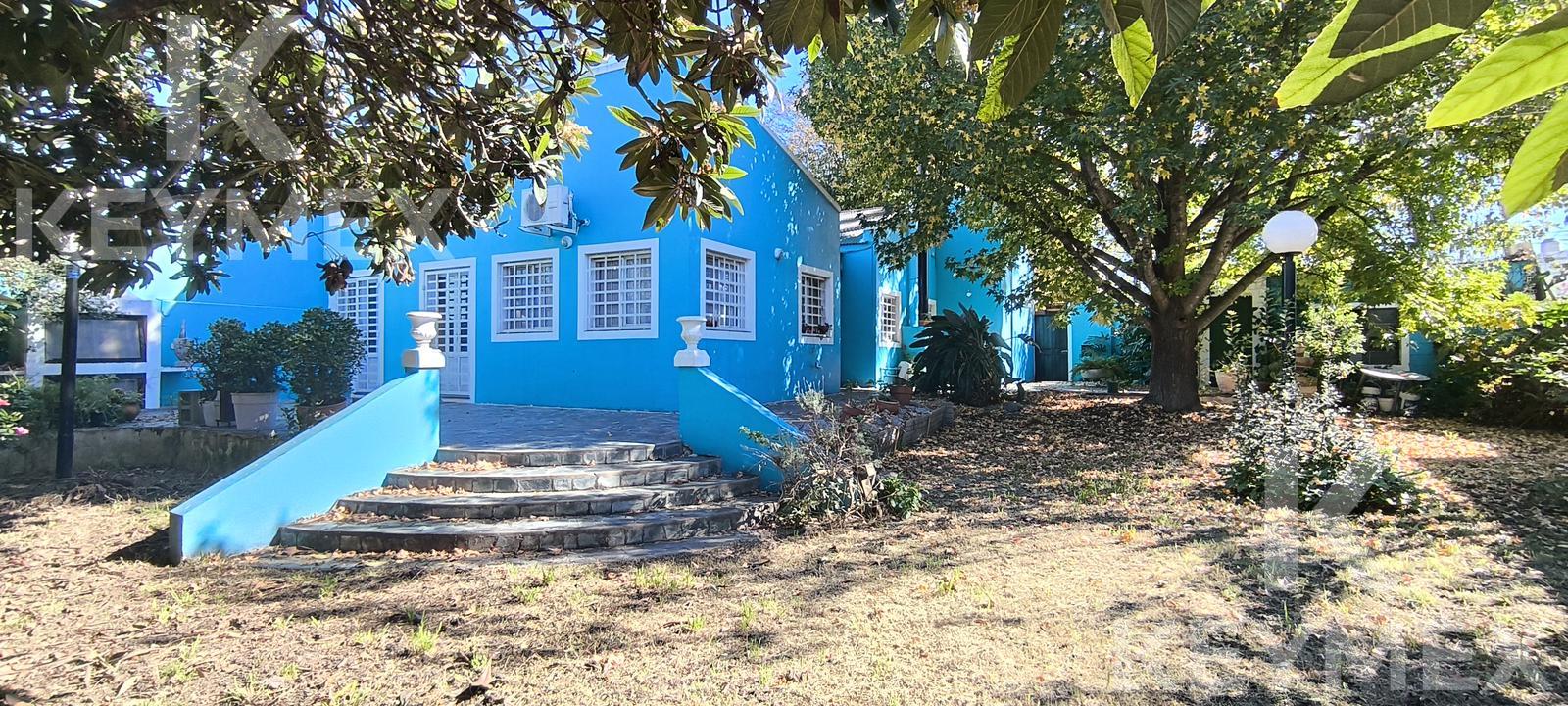 Vista exterior desde el jardín — fachada lateral de la propiedad