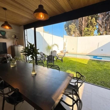 APTO CRÉDITO - Casa de 4 ambientes con cocheras, galería y piscina - Villa Ballester