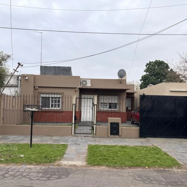 Venta Casa 3 ambientes en Platanos con Jardin Garage y Fondo libre