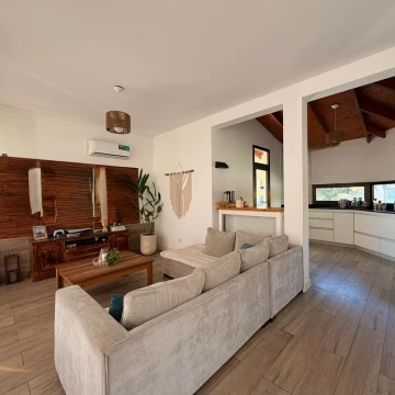 Casa en una planta en lote central 