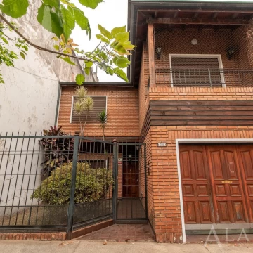 CASA EN VENTA DE 6 AMBIENTES EN ZONA RESIDENCIAL DE CABA