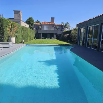 Venta Fisherton Rosario Magnifica Casa con Jardin Quincho y Piscina Moderna Impecable Apta Credito
