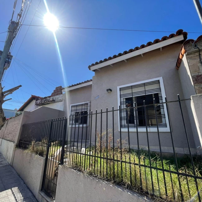 VENTA CASA 3 AMBIENTES EN  BERNAL GRAN OPORTUNIDA APTO CRÉDITO
