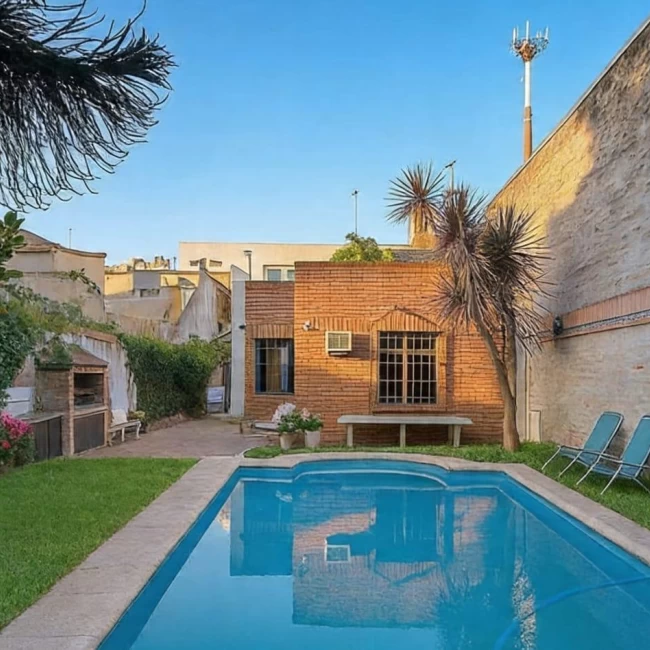 VENTA CASA 5 AMBIENTES CON PILETA PARQUE AVELLANEDA