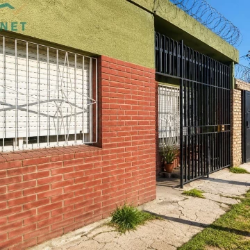 Casa 3 ambientes en venta con cochera y quincho en La Tablada
