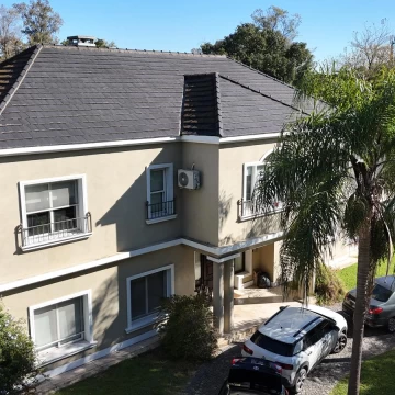 VENTA CASA EN HURLINGHAM - 6 AMB - BARRIO LA LEONOR