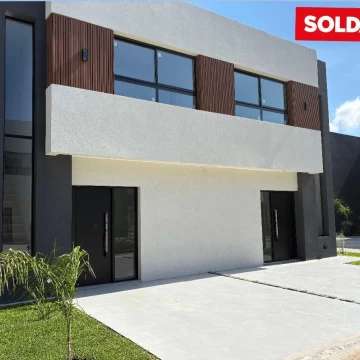 Town House de 4 Ambientes con Cochera en Villa Rosa — 129.00m²