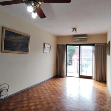 Departamento dos ambientes al frente con balcón