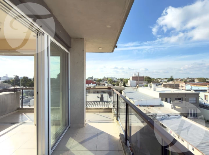 Departamento de 2 Dormitorios con Amplio Balcón y Cochera - Zona céntrica de San Pedro