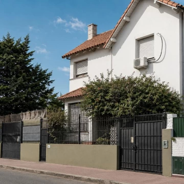 OPORTUNIDAD! Casa en Venta con Gran lote. AT INVERSORES!!! Uriburu al 500 Esquina Av Libertador