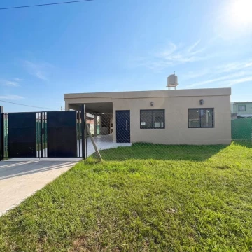 Casa en Alquiler a Estrenar de 2 Dormis Pileta Alvarez