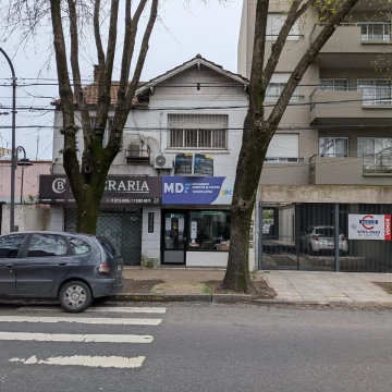 Casa en Venta - Con 2 Locales - Olivos