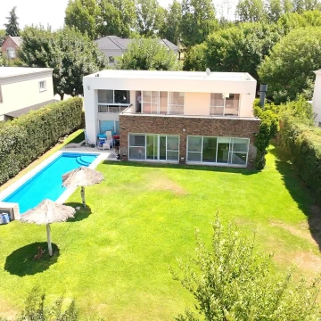 VENTA CASA 4 AMBIENTES LUMINOSA CON PILETA  GALERIA JARDÍN  HARAS SANTA MARIA BARRIO LOS ALAMOS