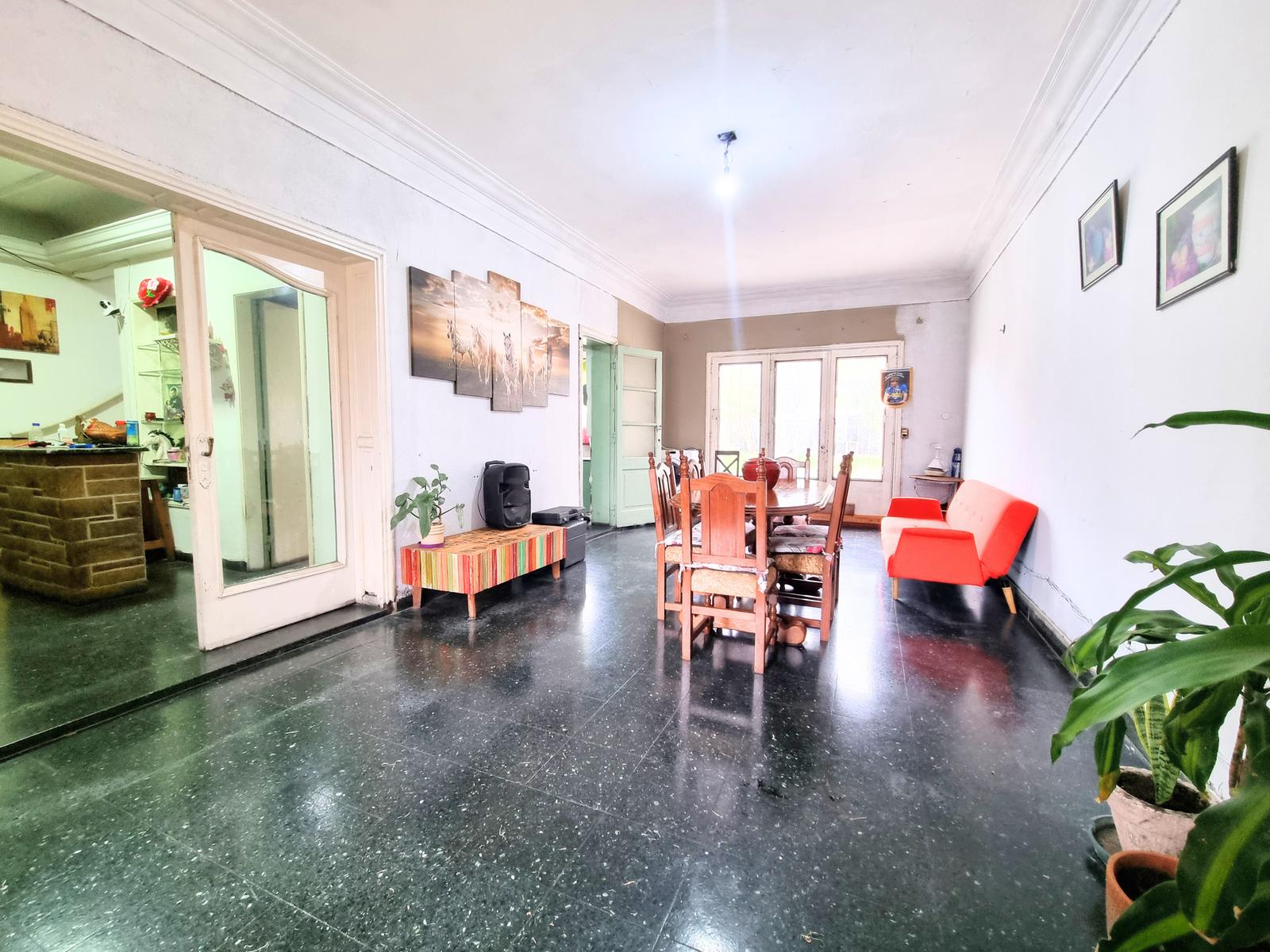 VENTA | Casa 4 ambientes en Bernal Este con jardín y gran lote – a reciclar - Principal