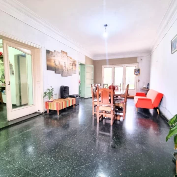VENTA | Casa 4 ambientes en Bernal Este con jardín y gran lote – a reciclar