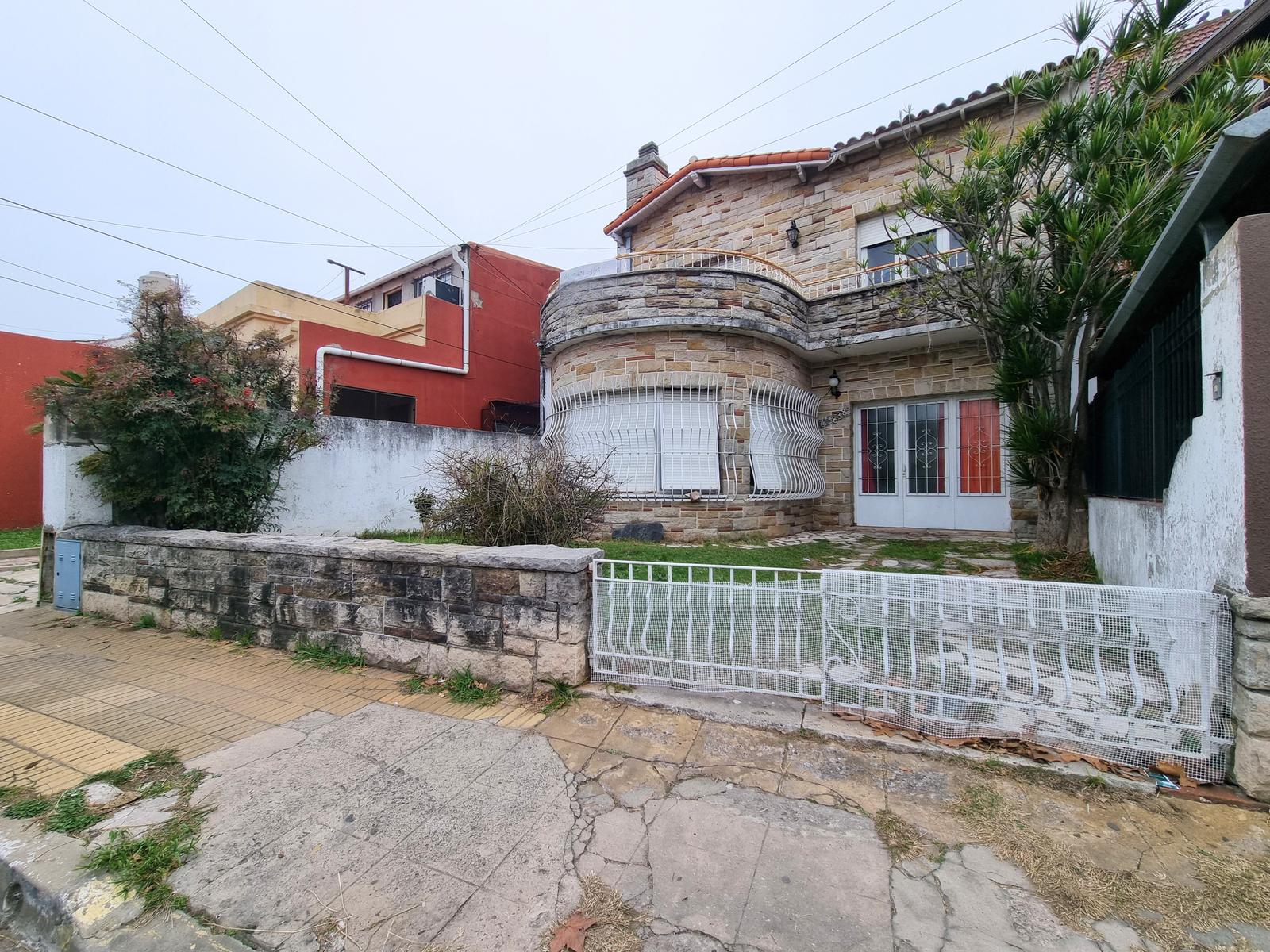 VENTA | Casa 4 ambientes en Bernal Este con jardín y gran lote – a reciclar - 2